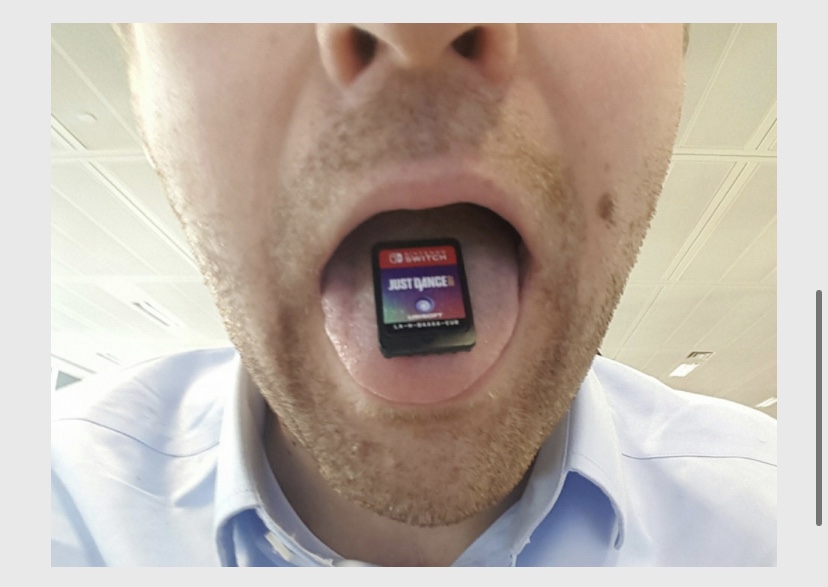 As fitas de Nintendo Switch são cobertas de Benzoato de Denatônio, componente amargo e não tóxico que impede a ingestão pelas crianças.